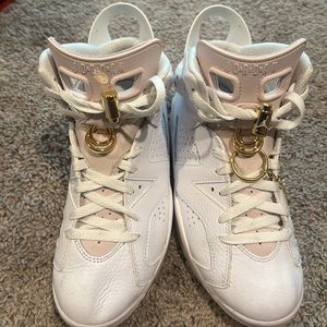 Gently worn Women’s Jordan 7 (Gold Hoops)